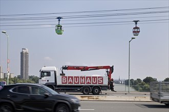 Traffic on the Zoobruecke and gondolas of the cable car above