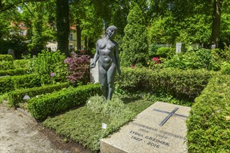 Grave Waldemar and Lydia Grzimek
