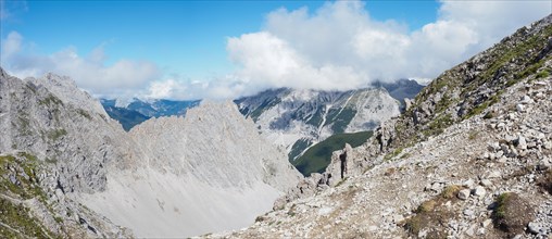 View from the Hafelekarspitze to mountain peaks in the Karwendel mountains