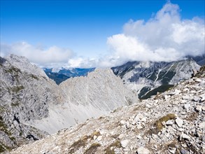 View from the Hafelekarspitze to mountain peaks in the Karwendel mountains