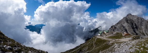 View from the Hafelekarspitze to the Hafelekar mountain station