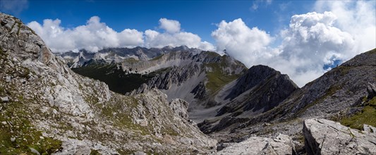 View from the Hafelekarspitze to mountain peaks in the Karwendel mountains