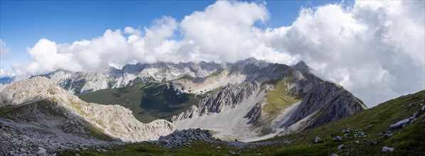 View from the Hafelekarspitze to mountain peaks in the Karwendel mountains