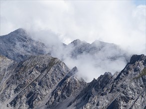 View from the Hafelekarspitze to mountain peaks in the Karwendel mountains