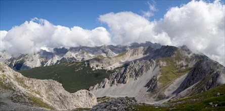 View from the Hafelekarspitze to mountain peaks in the Karwendel mountains