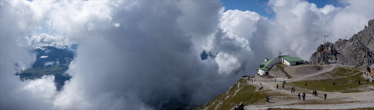 View from the Hafelekarspitze to the Hafelekar mountain station