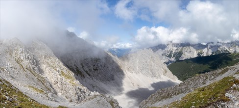 View from the Hafelekarspitze to mountain peaks in the Karwendel mountains