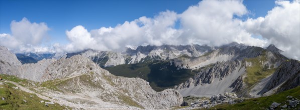 View from the Hafelekarspitze to mountain peaks in the Karwendel mountains