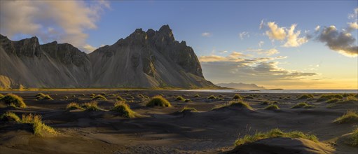 Dune landscape in front of mountain range in the morning light
