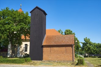 Spritzenhaus in front of Nassenheide village church