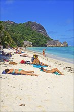 Bathers sunbathe on the dream beach Source d'Argent