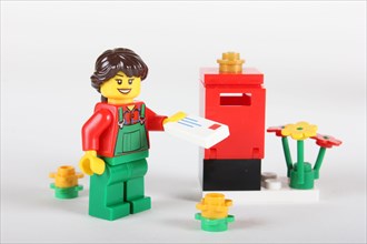 Lego figure with letter and mailbox