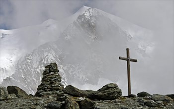 Summit cross and cairn in front of the Bishorn