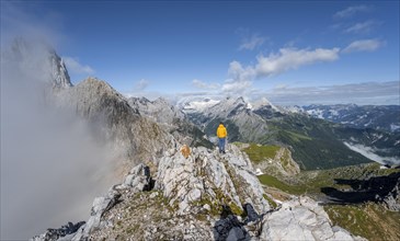 Hikers at the summit of the Westliche Toerlspitze