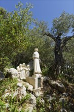 Statue of the three shepherd children with the angel