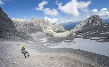Hikers on the Hermann von Barth trail to the Partenkirchner Dreitorspitze