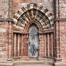 Two-tone sandstone side portal