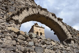 Church tower of the Iglesia Santo Domingo behind Inca ruins