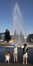 Children in front of the Monheim Geyser at the roundabout