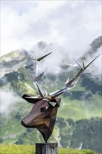 Low-poly statue of a deer head