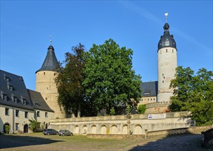 Castle courtyard with Hausmannsturm and bottle
