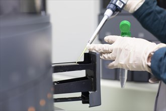 Sample processing with laboratory equipment in a histology laboratory