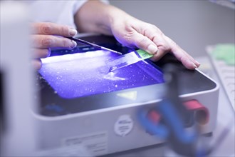 Processing of samples in a histology laboratory