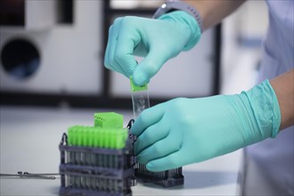 Processing of samples in a histology laboratory