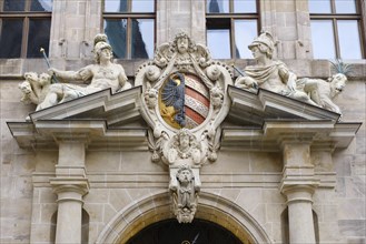 Figures and coat of arms above the portal on the facade