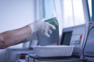 Sample processing with laboratory equipment in a histology laboratory