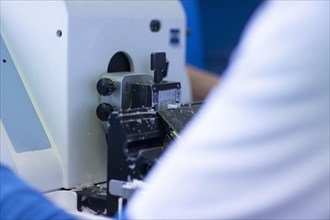 Processing of samples in a histology laboratory