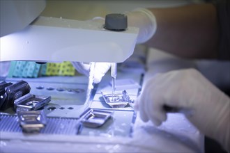 Processing of samples in a histology laboratory