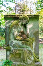 Grave sculpture with bird's nest in the lap
