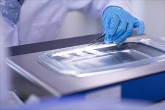 Sample processing with laboratory equipment in a histology laboratory