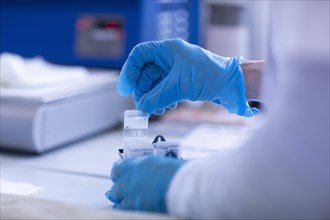 Processing of samples in a histology laboratory