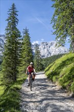 Mountain biker on the gravel path to the Schachenhaus