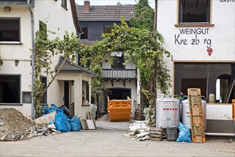 Clean-up work at Gasthof Weingut Kreuzberg on the Red Wine Road