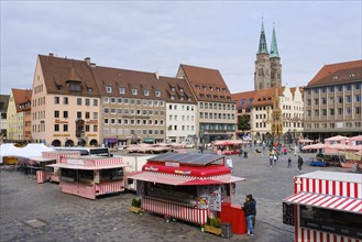 Market stalls at the main market with Schoener Brunnen and St. Sebaldus Church