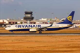 A Ryanair Boeing 737-800 aircraft with registration number EI-DLD at Faro Airport