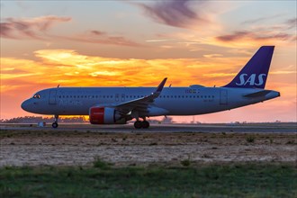 An SAS Scandinavian Airlines Airbus A320neo with the registration SE-RED at Faro Airport