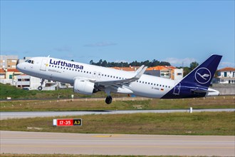 A Lufthansa Airbus A320neo with the registration D-AINQ at Porto Airport