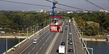 Gondola of the Rheinbahn with traffic on the Zoobruecke