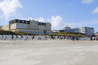 Sandy beach beach with beach hotel and Cafe'Pudding