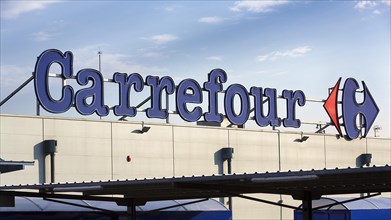 Carrefour lettering and logo on a roof