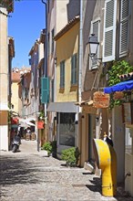 Cosy alleys and squares in the old town of Saint-Tropez