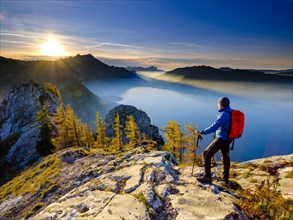 Mountaineers on the large Schoberstein in the evening light with a view of Attersee and Mondsee