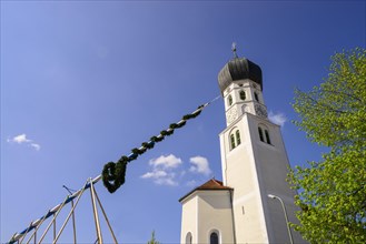 Maypole erection in front of the Filialkirche St. Benedikt