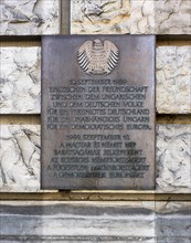 Bronze plaque with inscription on the outer facade of the Reichstag