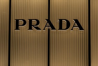 Logo Prada illuminated