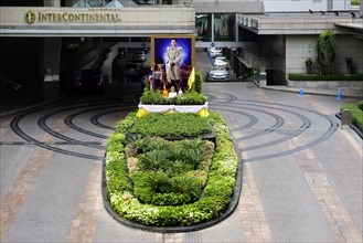 Picture Thailand's King Maha Vajiralongkorn in front of the Intercontinental Hotel